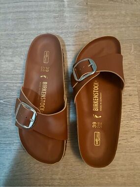 ❤️NEW+NEVER WORN BIRKENSTOCKS W/SILVER BUCKLE~SIZE 39 (8-8.5)